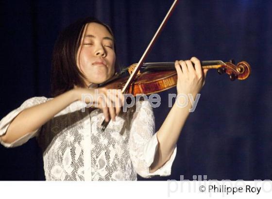 MI SA YANG, VIOLONISTE, CONCERT DU  TRIO LES ESPRITS, ASSOCIATION BOURG, ARTS ET VINS, BOURG SUR GIRONDE. (00C03006.jpg)