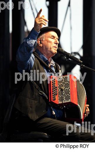 JOAN DE NADAU, CONCERT DU  GROUPE  NADAU, MUSIQUE OCCITANE. (00C03227.jpg)