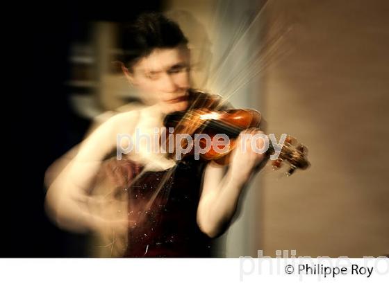 LA VIOLONISTE  FANNY CLAMAGIRAND AU  VIOLON , CONCERT  BOURG ARTS ET VINS. (00C03439.jpg)