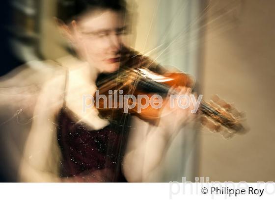 LA VIOLONISTE  FANNY CLAMAGIRAND AU  VIOLON , CONCERT  BOURG ARTS ET VINS. (00C03440.jpg)