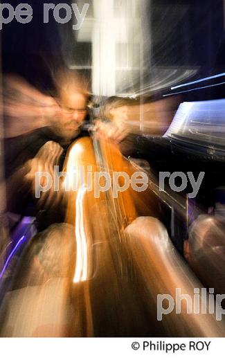 EFFET DE MOUVEMENT SUR LE  VIOLONCELLISTE  GARY HOFFMAN, VIOLONCELLE, EN CONCERT, BOURG ARTS ET VINS. (00C03518.jpg)