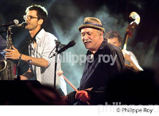 ANDRE MINVIELLE, CHANTEUR DE JAZZ GASCON EN CONCERT , FESTIVAL MUSICALARUE, LUXEY, LANDES. (00C04012.jpg)