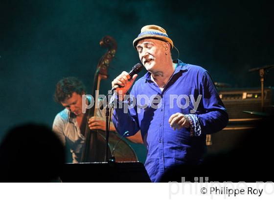 ANDRE MINVIELLE, CHANTEUR DE JAZZ GASCON EN CONCERT , FESTIVAL MUSICALARUE, LUXEY, LANDES. (00C04014.jpg)