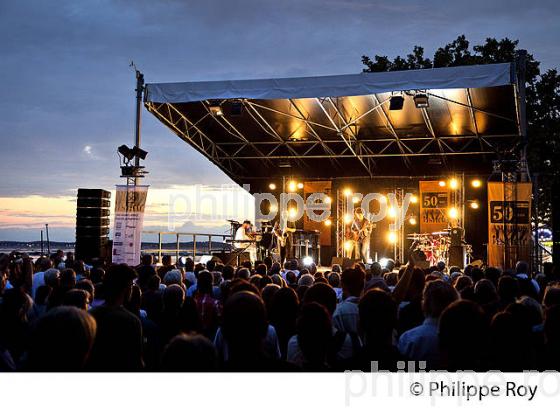 CONCERT DE JAZZ, SCENE DE LA JETEE, ANDERNOS JAZZ FESTIVAL, ANDERNOS-LES-BAINS, BASSIN D' ARCACHON, GIRONDE. (00C04038.jpg)