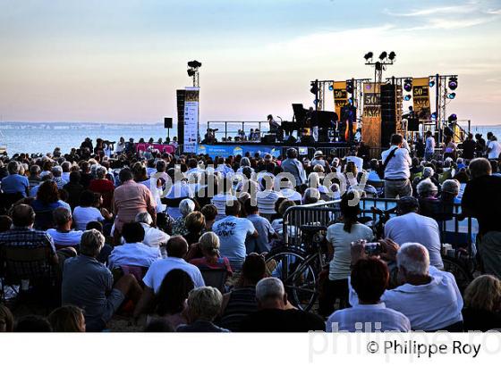 PUBLIC , PLAGE DU BETEY  ET ANDERNOS JAZZ FESTIVAL, ANDERNOS-LES-BAINS, BASSIN D' ARCACHON, GIRONDE. (00C04310.jpg)