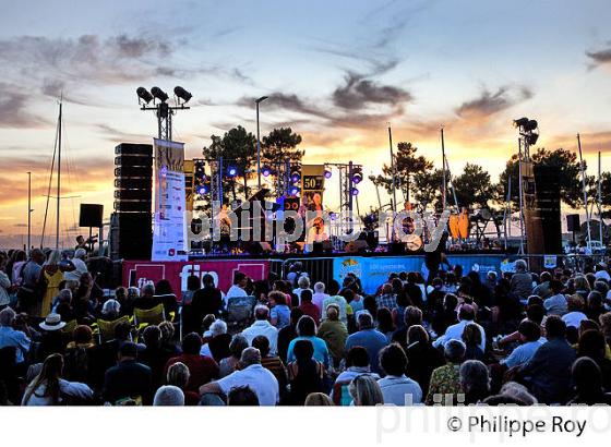 PUBLIC , PLAGE DU BETEY  ET ANDERNOS JAZZ FESTIVAL, ANDERNOS-LES-BAINS, BASSIN D' ARCACHON, GIRONDE. (00C04315.jpg)
