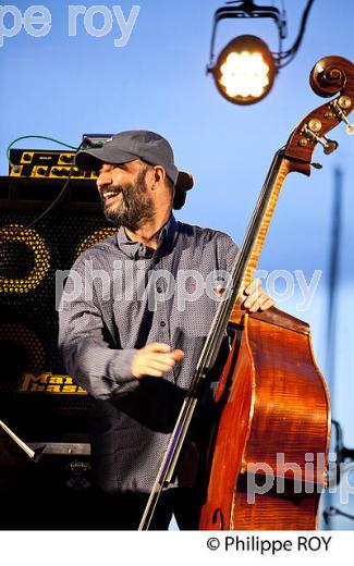LE CONTREBASSISTE IGNASI GONZALES, EN CONCERT , ANDERNOS JAZZ FESTIVAL, ANDERNOS-LES-BAINS, BASSIN D' ARCACHON, GIRONDE. (00C04332.jpg)