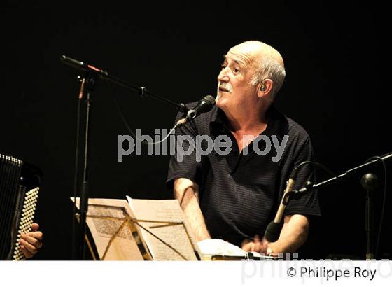 ANDRE MINVIELLE, CHANTEUR PERCUSSIONNISTE, FESTIVAL  UZESTE MUSICAL,   UZESTE, SUD-GIRONDE. (00C04707.jpg)