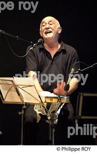 ANDRE MINVIELLE, CHANTEUR PERCUSSIONNISTE, FESTIVAL  UZESTE MUSICAL,   UZESTE, SUD-GIRONDE. (00C04708.jpg)