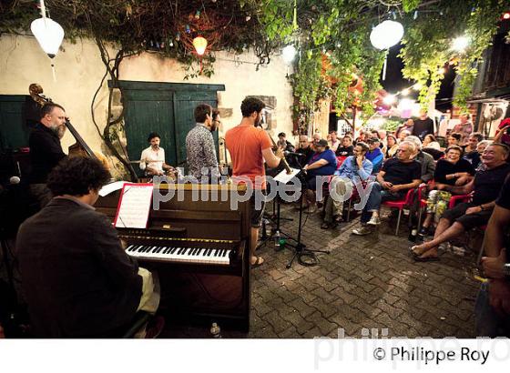 JAZZ SESSION AU CAFE DES SPORTS,  FESTIVAL UZESTE MUSICAL, VILLAGE D'  UZESTE, SUD-GIRONDE. (00C04723.jpg)