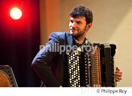 CONCERT DE VINCENT PEIRANI ACCORDEONISTE, BOURG ARTS ET VINS, GIRONDE. (00C04739.jpg)