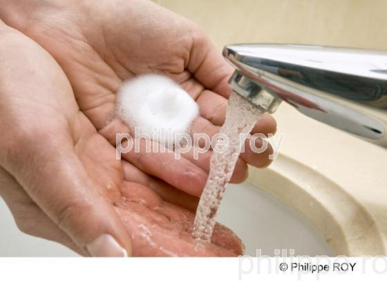 FEMME SE LAVANT LES MAINS, GESTES D'HYGIENE QUOTIDIENS (00E03806.jpg)