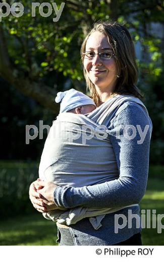 MERE PORTANT   SON BEBE,1 MOIS, SUR SON VENTRE. (00P02232.jpg)