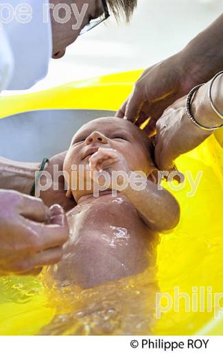 LE BAIN DE BEBE, UN MOIS. (00P02301.jpg)
