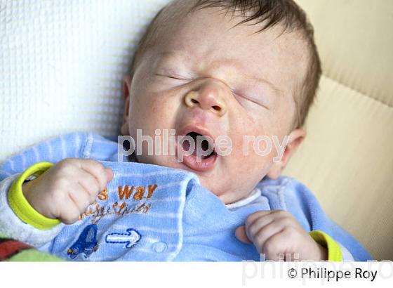 BAILLEMENT, SOMMEIL DE BEBE, UN MOIS (00P02320.jpg)