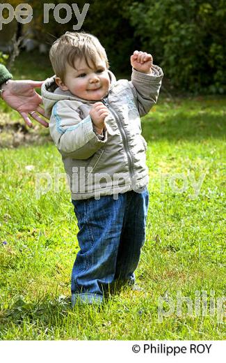PETIT GARCON DE UN AN FAISANT SES PREMIERS PAS DANS LE JARDIN (00P02518.jpg)