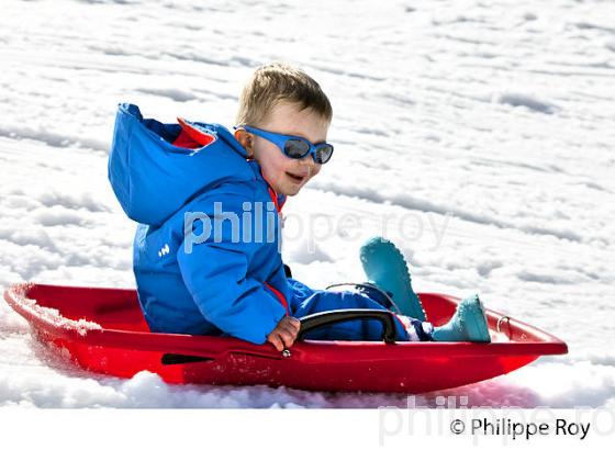 PETIT GARCON , 2 ANS A LA NEIGE, STATION DE PEYRAGUDES, HAUTES PYRENEES. (00P02725.jpg)
