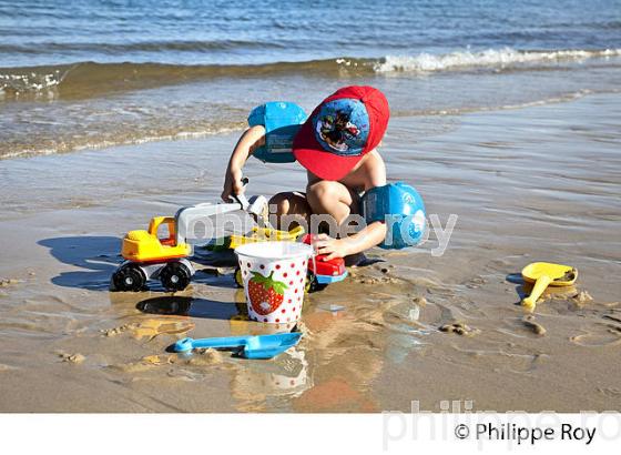 THOMAS,  3 ANS, A LA PLAGE, BASSIN D' ARCACHON, GIRONDE (00P02937.jpg)