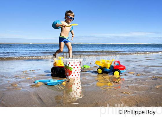 THOMAS,  3 ANS, A LA PLAGE, BASSIN D' ARCACHON, GIRONDE (00P03001.jpg)