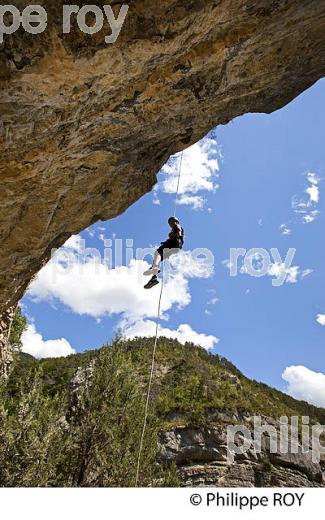 VIA FERRATA, ASPRES SUR BUECH , PROVENCE, FRANCE (00S05322.jpg)