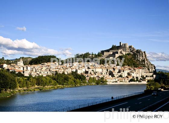 SISTERON, ALPES DE HAUTE PROVENCE, PROVENCE, FRANCE (04F00102.jpg)