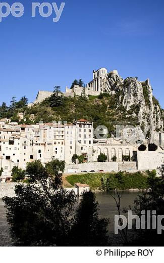 SISTERON, ALPES DE HAUTE PROVENCE, PROVENCE, FRANCE (04F00114.jpg)