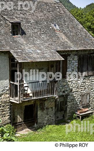 MAISON TRADITIONNELLE, RESERVE NATURELLE,  MASSIF DU VALIER,  COUSERANS, ARIEGE. (09F00326.jpg)