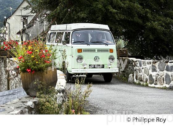 COMBI VW, VINTAGE, VILLAGE  D' AUDRESSEIN,  COUSERANS, ARIEGE. (09F01504.jpg)