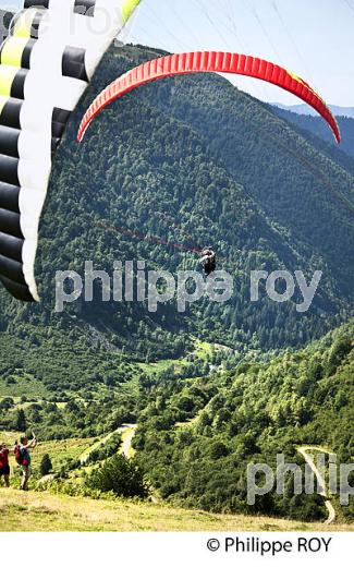 PARAPENTE AU  COL DE PORT  DE LERS, VALLEE DE L' ARAC, COUSERANS, ARIEGE. (09F01920.jpg)