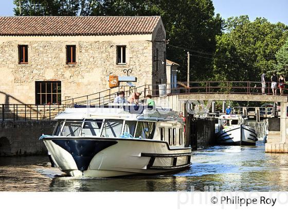 CANAL DE LA ROBINE, VILLE DE NARBONNE, AUDE, OCCITANIE. (11F00624.jpg)