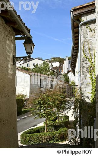 VILLAGE  FORTIFIE  DE  AUBETERRE SUR DRONNE,  VALLEE DE LA DRONNE,  CHARENTE. (16F00709.jpg)