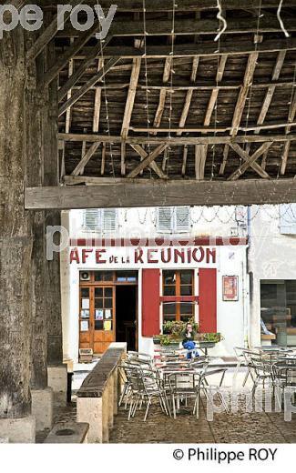 LA HALLE  EN BOIS, VILLAGE  MEDIEVAL  DE VILLEBOIS-LAVALETTE,  CHARENTE. (16F01108.jpg)