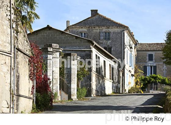 LE VILLAGE MEDIEVAL  DE  DIGNAC, CHARENTE. (16F01118.jpg)
