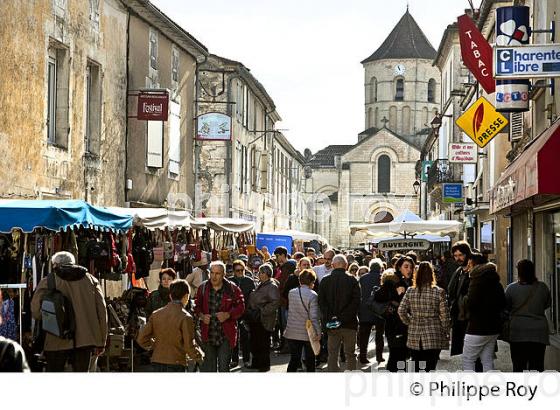 LE MARCHE MENSUEL DE ROUILLAC, CHARENTE . (16F01432.jpg)
