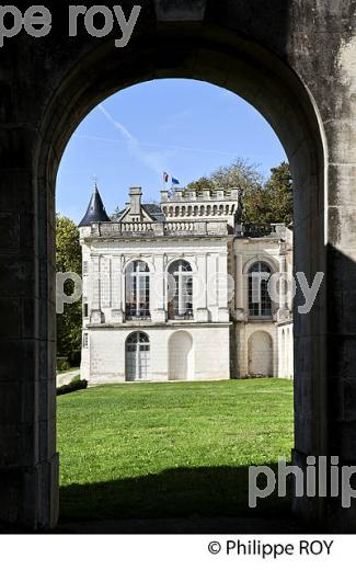 LE CHATEAU DE LA MERCERIE, VILLAGE DE MAGNAC-LAVALETTE-VILLARS,  ANGOUMOIS, CHARENTE. (16F01904.jpg)