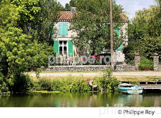 MAISON TRADITIONNELLE, SEVRE NIORTAISE, LA MARAIS POITEVIN, CHARENTE-MARITIME. (17F07314.jpg)