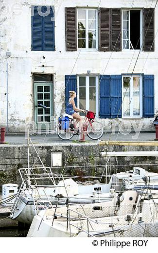PORT DE MARANS ET SEVRE NIORTAISE, MARAIS POITEVIN, CHARENTE MARITIME. (17F07815.jpg)