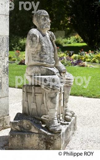 ZOUAVE, JARDIN HOTEL DE VILLE DE  MARANS, MARAIS POITEVIN, CHARENTE MARITIME. (17F08035.jpg)