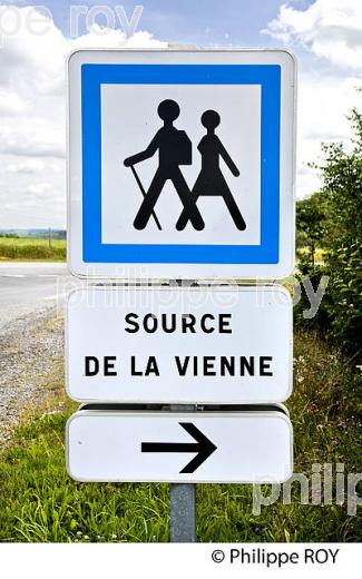 SOURCE DE LA VIENNE, PLATEAU DE MILLEVACHES , CORREZE, LIMOUSIN. (19F01914.jpg)