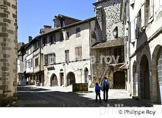 VILLAGE DE BEAULIEU SUR DORDOGNE,  HAUTE  VALLEE DE LA DORDOGNE,  CORREZE. (19F05822.jpg)
