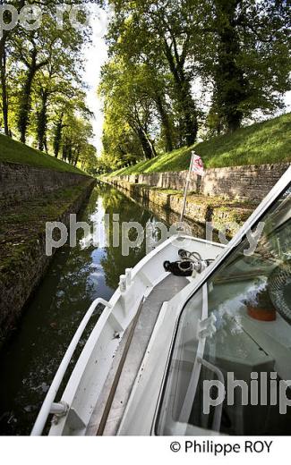 LA VOUTE DE POUILLY, TOURISME FLUVIAL SUR LE CANAL DE BOURGOGNE, COTE D' OR. (21F00123.jpg)