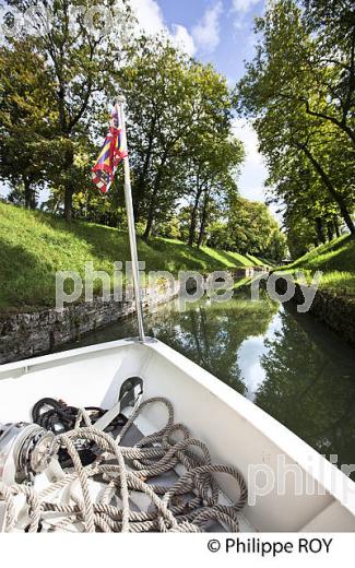 LA VOUTE DE POUILLY, TOURISME FLUVIAL SUR LE CANAL DE BOURGOGNE, COTE D' OR. (21F00127.jpg)