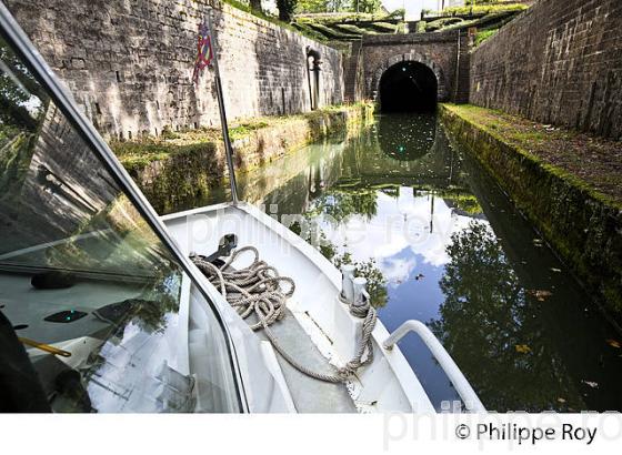 LA VOUTE DE POUILLY, TOURISME FLUVIAL SUR LE CANAL DE BOURGOGNE, COTE D' OR. (21F00131.jpg)