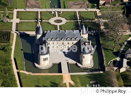 CHATEAU DE BUSSY-RABUTIN,    VALLEE DE L' ARMANCON, CANAL DE BOURGOGNE, COTE D' OR, FRANCE. (21F00501.jpg)
