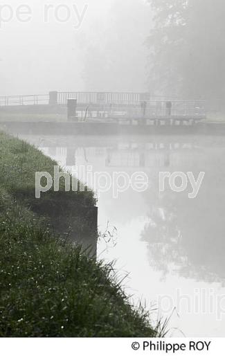 PAYSAGE FLUVIAL,  LE CANAL DE BOURGOGNE,  EN AUXOIS , COTE D' OR. (21F00534.jpg)