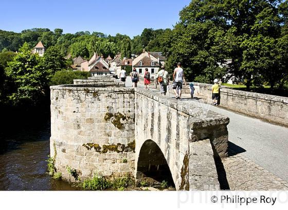 PONT ROMAN SUR LA CREUSE, VILLAGE DE  MOUTIER D' AHUN,  CREUSE, LIMOUSIN. (23F00225.jpg)