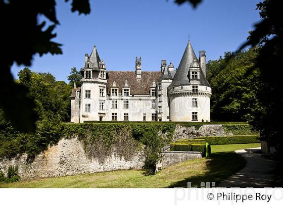 CHATEAU DE PUYGUILHEM,  VILLARS, PERIGORD VERT, DORDOGNE, FRANCE. (24F01940.jpg)