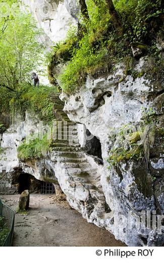 HABITAT TROGLODYTIQUE, ROQUE SAINT CHRISTOPHE, VALLEE DE LA VEZERE, PERIGORD NOIR. (24F03011.jpg)