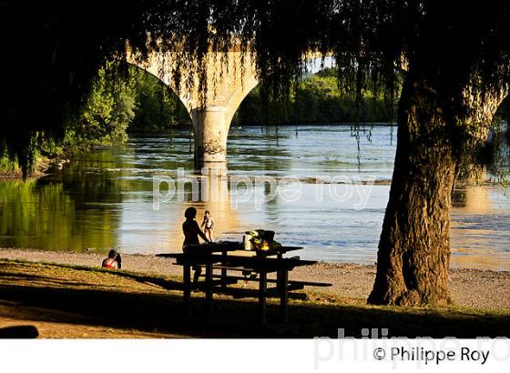 PLAGE ET PONT DE LIMEUIL, PERIGORD NOIR, DORDOGNE, FRANCE (24F04722.jpg)