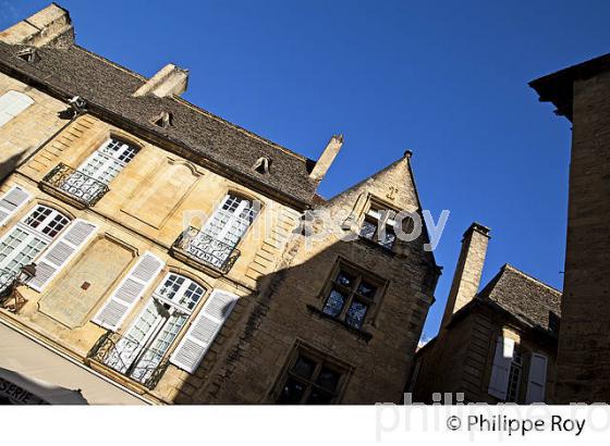 PLACE DE LA LIBERTE, VIEUX SARLAT, PERIGORD, DORDOGNE, FRANCE (24F06107.jpg)